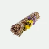 Atadillo salvia con pétalos de flores